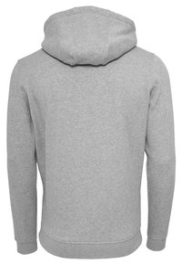 Grå hættetrøje lavet af blødt stof. Har en kengurulomme og ribbet manchetter og kant. Glat tekstur med et enkelt design.