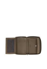 Cartera de cuero con cremallera en color verde oliva, con múltiples compartimentos para tarjetas, un compartimento transparente para identificación y una textura suave. Detalles sutiles del logo.
