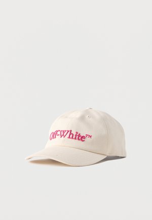 Beige baseballcap med buet brem og rosa brodert "Off-White™" logo på frontpanelet.