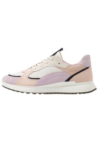 Sneaker con tomaia in mesh bianco, dettagli in suede beige con accenti rosa e lavanda, e dettagli neri. Suola spessa bianca con grip testurizzato.