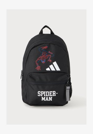 Zwarte rugzak met een rood en blauw Spider-Man-ontwerp, wit Adidas-logo en "SPIDER-MAN" tekst op het voorvak.