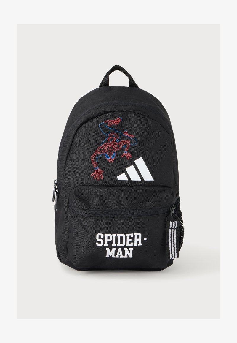 Sac à dos noir avec un graphisme Spider-Man rouge et bleu, logo Adidas blanc et texte "SPIDER-MAN" sur la poche avant.