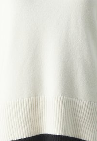 Gina Tricot Petite CONTRAST - Pulover - gardenia