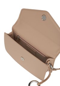 Borsa a tracolla in pelle tan con chiusura a pattina, tasca con zip all'interno e particolari in metallo argentato. Texture liscia e design minimale.