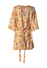 Orange kort morgenkåbe med paisley mønster i gul, lilla og hvid, med brede ærmer og bånd til at binde om livet.