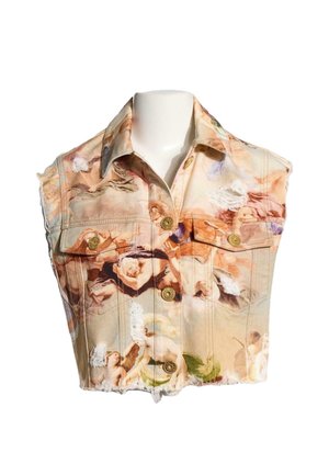 Ærmeløs denimvest med guldknapper, trykt med et detaljeret klassisk maleri af cherubiner og engle på en beige baggrund.