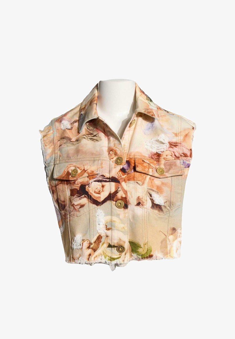 Gilet en jean sans manches avec des boutons dorés, imprimé d'une peinture classique détaillée de chérubins et d'anges sur fond beige.