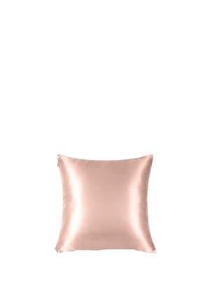 Quadratisches hellrosa Satin-Kissen mit glatter, glänzender Oberfläche auf weißem Hintergrund.