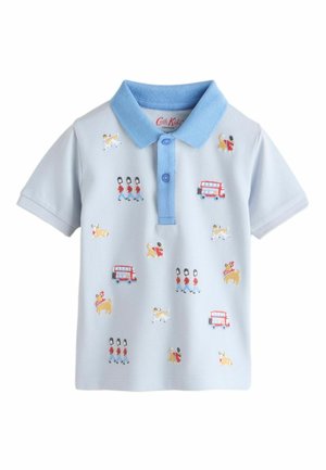 Vaaleansininen lasten poolopaita sinisellä kauluksella, koristeltu kuvioilla, joissa on brittivahteja, punaisia kaksikerroksisia busseja ja pieniä koiria.