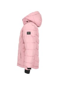 Lyserød pufferjakke med hætte, der har stikninger, sidelommer og en sort manchet. Brandlogo på den øverste ærme.