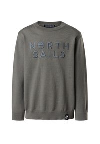 Grauer Langarmpullover mit runder Ausschnitt. Merkmale ein auffälliges blaues "NORTH SAILS"-Logo über der Brust und ein gesticktes Logo-Patch am Saum.