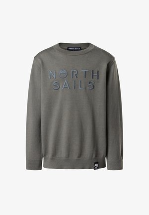 Grauer Langarmpullover mit runder Ausschnitt. Merkmale ein auffälliges blaues "NORTH SAILS"-Logo über der Brust und ein gesticktes Logo-Patch am Saum.