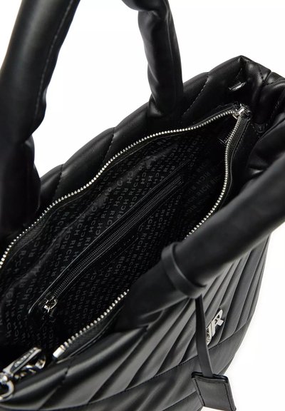 Borsa tote in pelle nera trapuntata con manici doppi e chiusura con zip. L'interno presenta una fodera a motivo e diverse tasche per un'organizzazione ottimale.