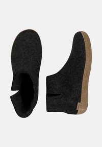 Zwarte wollen vilten instapslippers met bruine rubberen zolen, met een bovenaanzicht en een zijaanzicht.