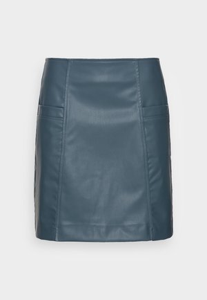 Niebieska mini spódnica z ekoskóry z pionowymi przeszyciami i dwoma bocznymi kieszeniami z patkami, prezentowana na jednolitym białym tle.