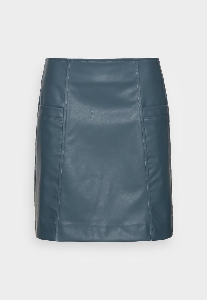 Mini-jupe en similicuir bleu avec des détails de coutures verticales et deux poches passepoilées sur les côtés, présentée sur un fond blanc uni.