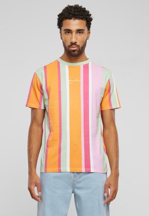 Multifarvet kortærmet t-shirt med lodrette striber i orange, pink, grøn og lavendel samt et lille logo på brystet.