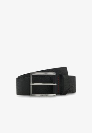 Ceinture en cuir noir texturé avec boucle métallique rectangulaire argentée gravée "HUGO" et détail de couture rouge près de la boucle.