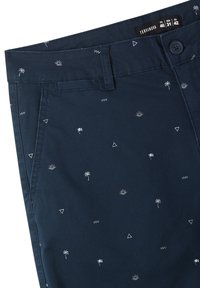 Shorts di cotone blu navy con stampe geometriche e tropicali bianche, dotati di chiusura con bottone e vita cucita. Etichette delle taglie visibili all'interno.