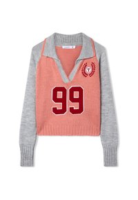 Maglione lavorato a maglia rosa chiaro e grigio con colletto a V, stampa rossa "99" e grafica di alloro. Polsini e orlo a costine. Design cropped.