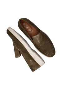 Olijfgroene suède instappers met witte outsole, ronde neus en gestikte details. Merken zichtbaar op de binnenzool en zijkant.