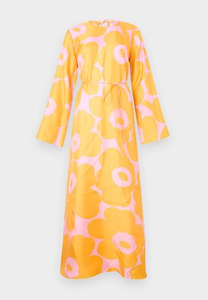 Pitkähihainen vaaleanpunainen mekko, jossa on ylisuurikokoinen keltainen kukkakuvio, pyöreä pääntie, vyötärönauha ja liehuvat hihat.