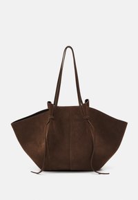 Brązowa zamszowa torba tote o szerokim, kanciastym kształcie, podwójnych uchwytach i akcentach w postaci sznurków, charakteryzująca się miękką teksturą i minimalistycznym designem.