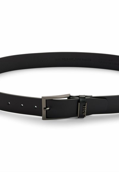 Cinturón de cuero negro con acabado mate, que cuenta con una hebilla de metal plateado y agujeros de ajuste a lo largo de toda su longitud. Logotipo de la marca visible en el cuero.