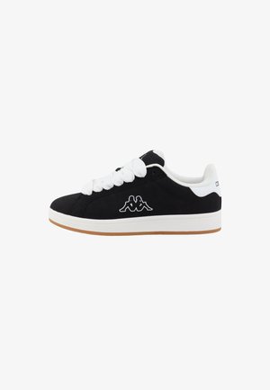 Adidași negri din suède cu accente albe, șireturi groase albe și talpă din cauciuc de tip gumă. Prezintă un logo pe lateral. Design de tip low-top.