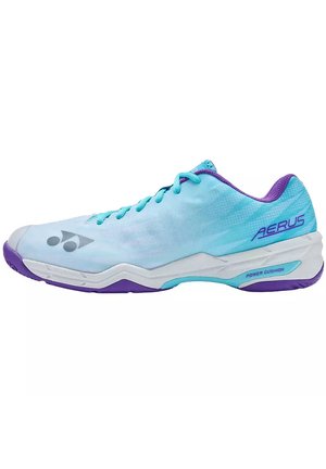 Scarpa sportiva azzurra chiaro e viola con lacci, marchio "AERUS" sul tallone ed etichetta "Power Cushion" sulla intersuola bianca.