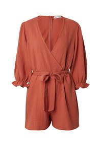 Roestkleurige jumpsuit van textuurstof met een diepe V-hals, lange pofmouwen en een strikceintuur. Rimpelige mouwmanchetten maken het ontwerp compleet.