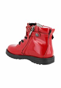 Stivaletto in pelle patinata rossa con lacci neri, cerniera laterale, accentuazione floreale vicino alla parte superiore e suola in gomma nera texturizzata.