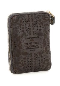 Portafoglio in pelle marrone con motivi floreali e paisley in rilievo, cerniera dorata e dettagli del marchio in rilievo sulla parte anteriore. Forma rettangolare compatta.