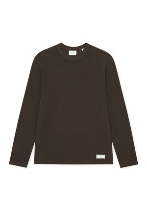 T-shirt manches longues marron foncé col rond avec une petite étiquette rectangulaire blanche près de l'ourlet sur fond blanc uni.