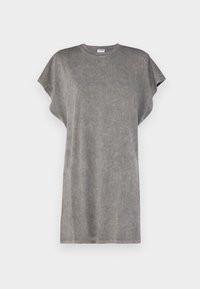 Szara, oversize sukienka w formie T-shirtu, wykonana z miękkiej tkaniny, z krótkimi rękawami, okrągłym dekoltem i subtelną, teksturowaną powierzchnią.