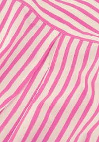 Baumwollstoff mit vertikalen rosa und weißen Streifen. Verfügt über ein plissiertes Design und eine genähte Naht am Ausschnitt.