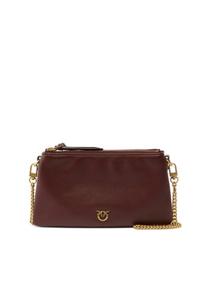 Borsa a mano in pelle marrone scuro con tracolla a catena dorata e cerniera, con un piccolo emblema decorativo dorato al centro anteriore.