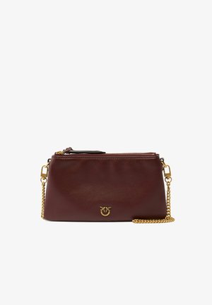 Tamnosmeđa kožna torba s naramenicom od zlatnog lanca i patentnim zatvaračem, s malim zlatnim ukrasnim amblemom na prednjem srednjem dijelu.