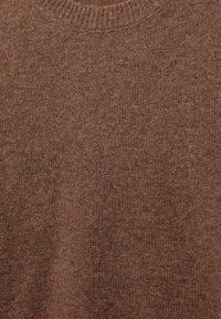 Smeđi pleteni vuneni džemper s rebrastim okruglim izrezom i mekanom teksturom tkanine.