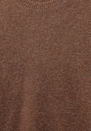 Barna kötött gyapjúpulóver bordázott, kerek nyakkivágással és puha tapintású anyagból.