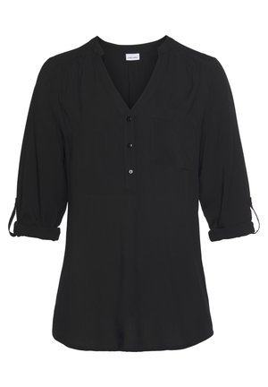 Blouse noire pour femme avec manches retroussées aux trois quarts, col en V avec trois boutons, et une poche poitrine.