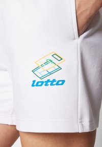Hvit bomullsshorts med en blå "lotto" logo og et flerfarget grafisk design med geometriske former på venstre bein.