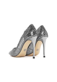 Scarpe con tacco alto caratterizzate da una texture in pelle di serpente argentata, punta affusolata e tacco metallico lucido. Design elegante con una suola beige liscia.
