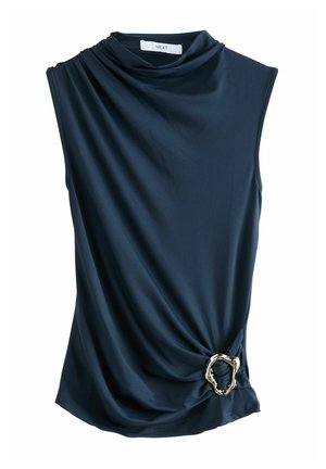 Marinblå ärmlös topp med draperat tyg, cowl-halsringning och en metallisk guldring som accent vid midjan, med en mjuk och len textur.