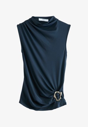 Marinefarbener ärmelloser Top mit drapiertem Stoff, Wasserfallausschnitt und einem metallic-goldenen Ringakzent in der Taille, der eine glatte, weiche Textur bietet.