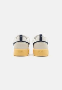 Puma PARK LIFESTYLE UNISEX - Gördeszkacipők - warm white/club navy/alpine snow