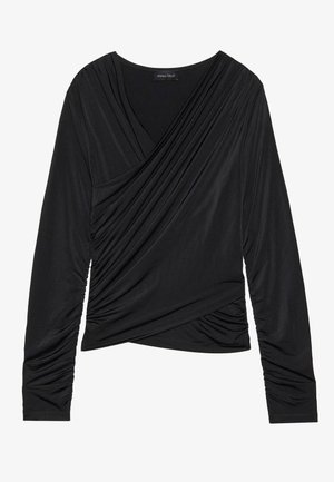 Zwarte langesleeve top met een wikkelontwerp, voorzien van gedrapeerde stof, geraffineerde zijkantdetails en een soepele textuur. Hangtag zichtbaar bij de halslijn.