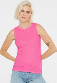 Enganliegendes, ärmelloses Oberteil aus leuchtendem pinkfarbenen Rippstoff. Glatte Textur mit Rundhalsausschnitt und leicht abgerundetem Saum.