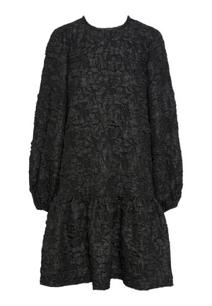 Svart kjole med teksturert, krøllete stoff. Har lange ermer og en sammenkrøllet volangkant. Rund hals, avslappet passform.