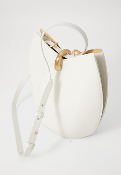 Borsa a mano in pelle bianca con forma curva, dettagli in metallo dorato, manico corto e tracolla removibile. Texture liscia, design minimal.